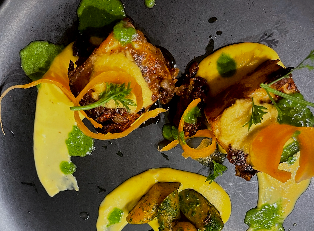 Tofu epicé avec une sauce carotte et pollen